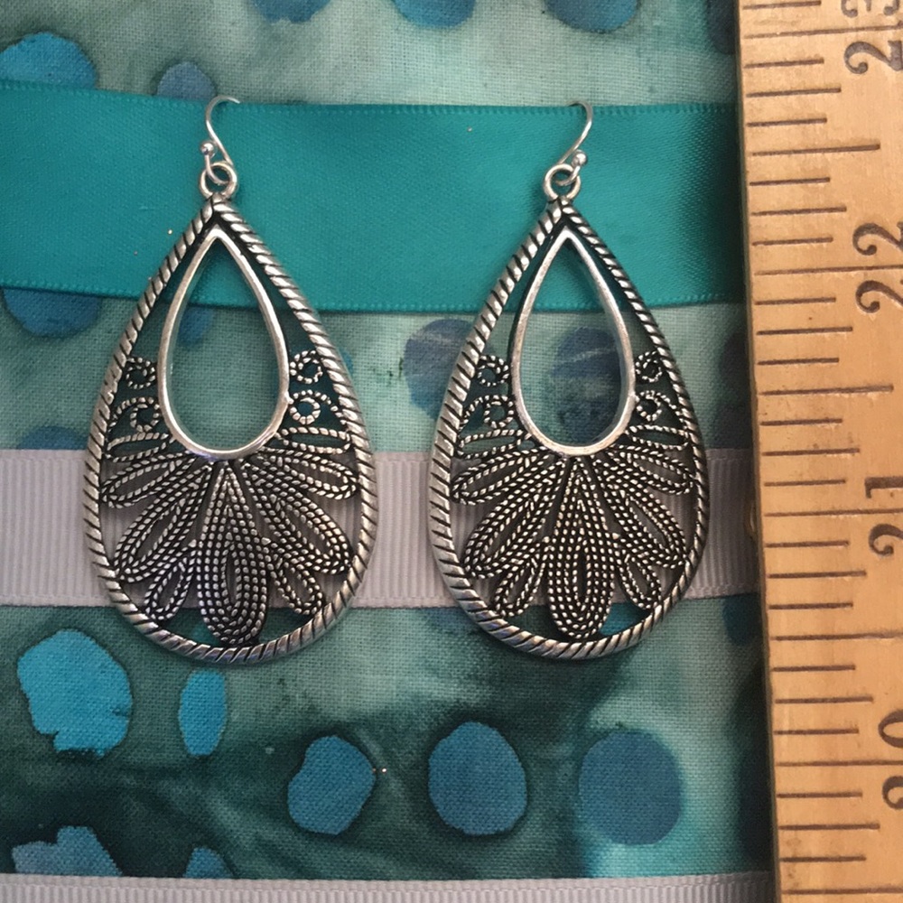 EUC. Premier Designs Jewelry earrings